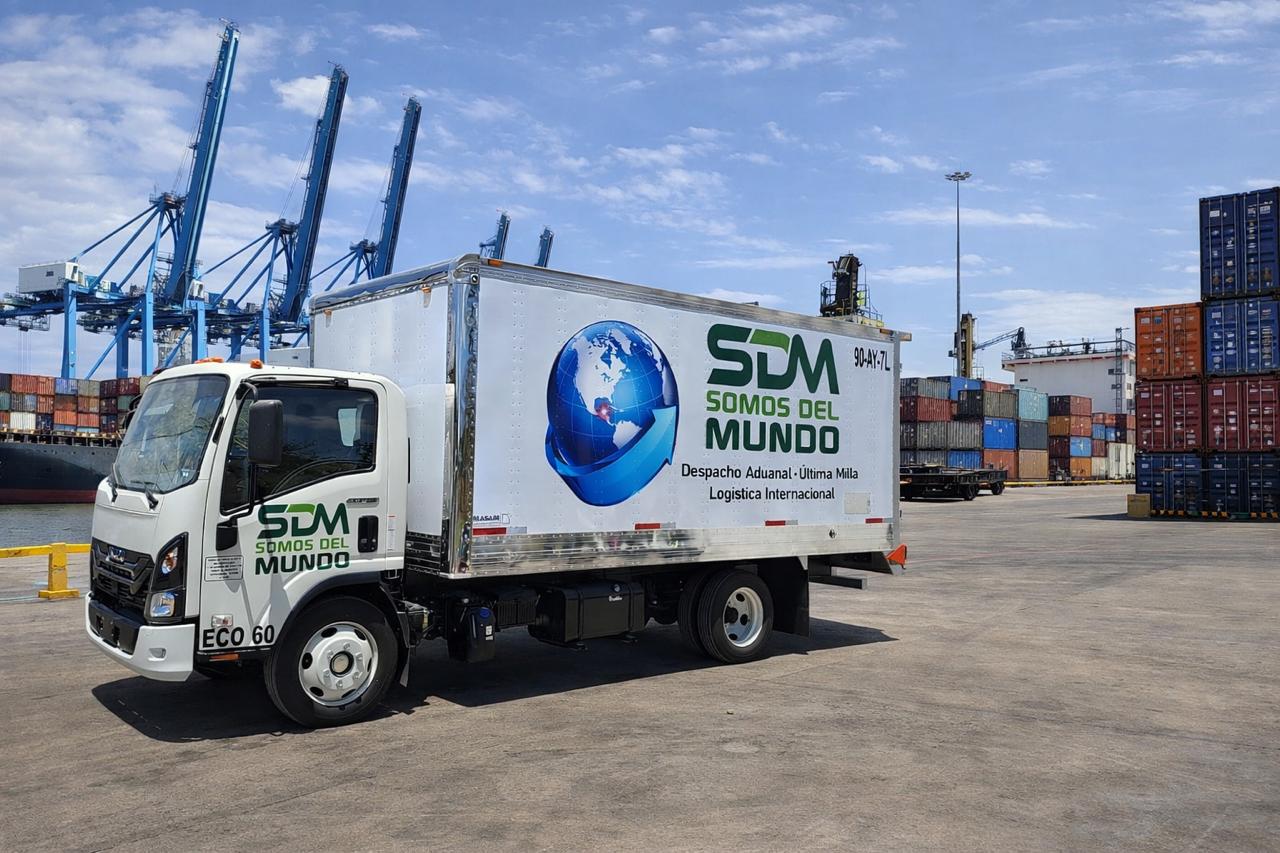 Camión SDM en puerto con contenedores